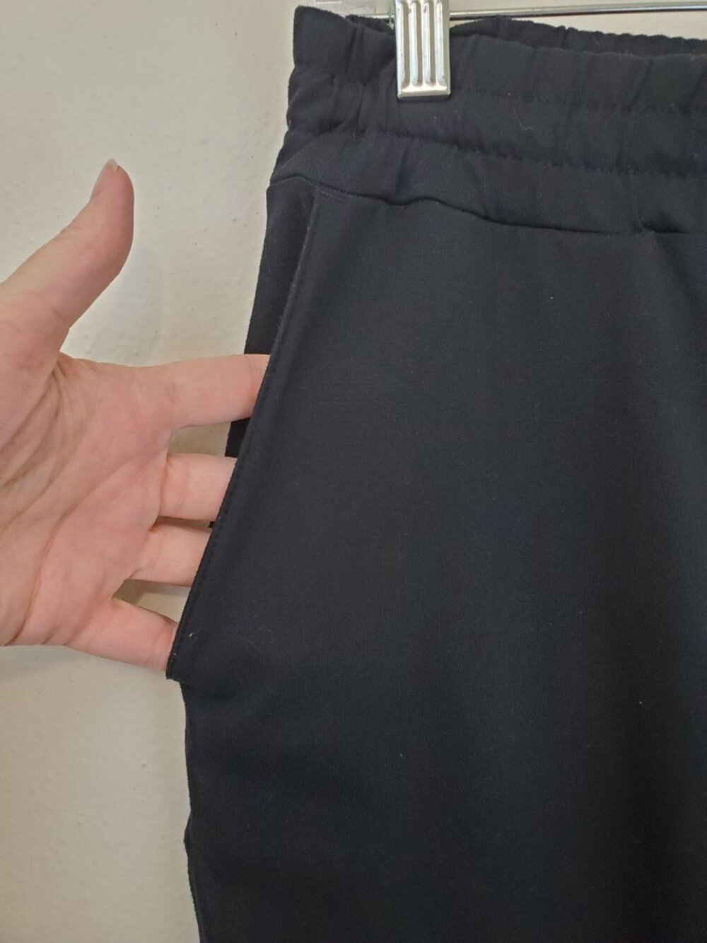 Vuori Performance Jogger in black, pull on with drawstring - Picture 7 of 12